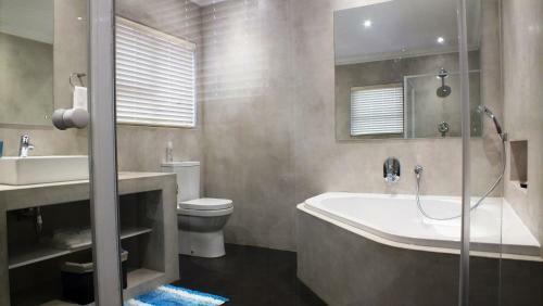 Hostal White Shark Guest House
