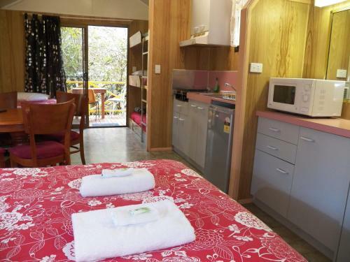 Lake Eacham Tourist Park & Cabins
