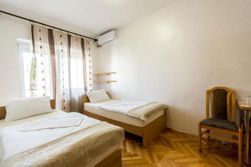 Hostal Amaro Rooms