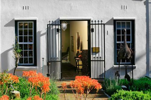 Hostal 4-heaven Guest House