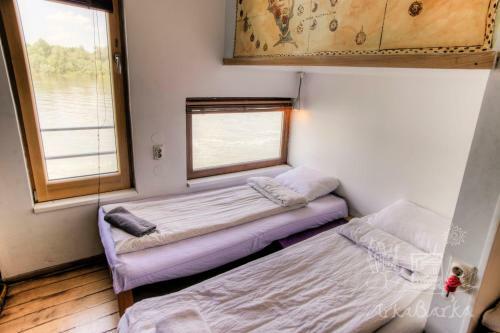 Arkabarka Floating Hostel