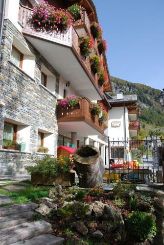 Hostal Residence Larice Bianco