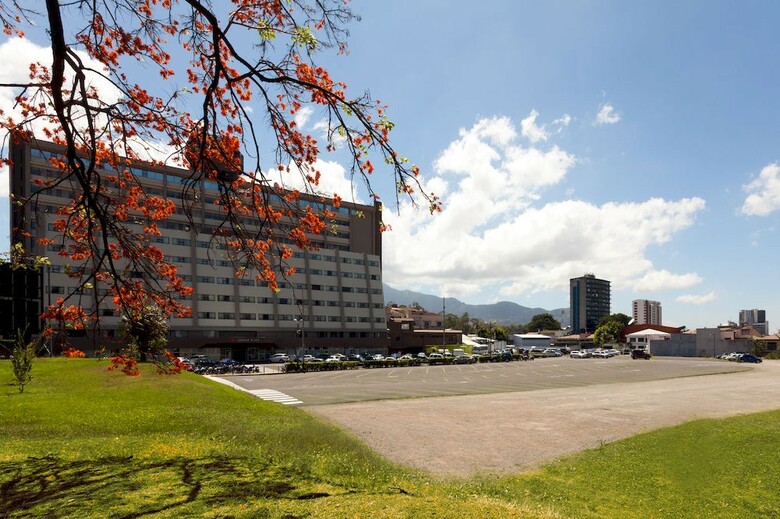 Hotel Crowne Plaza Corobici