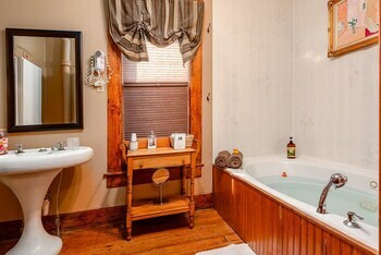 Bed & Breakfast Heart Of The Hills Inn