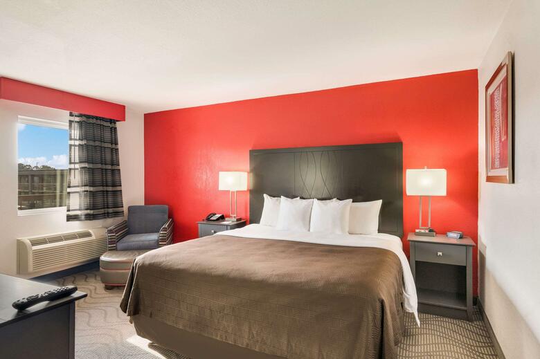 Hotel Clarion Inn & Suites