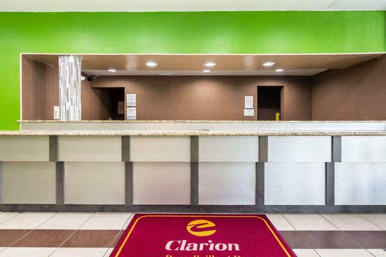 Hotel Clarion Inn & Suites
