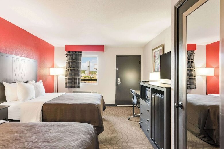 Hotel Clarion Inn & Suites