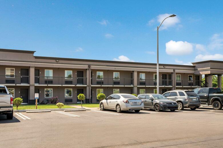 Hotel Clarion Inn & Suites