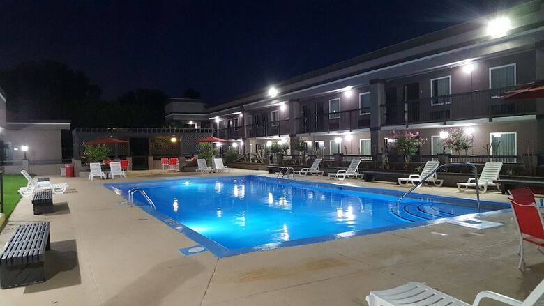 Hotel Clarion Inn & Suites
