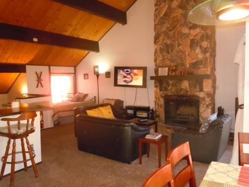 Two-bedroom Plus Den Deluxe Unit #120 By Escape For All Seasons
