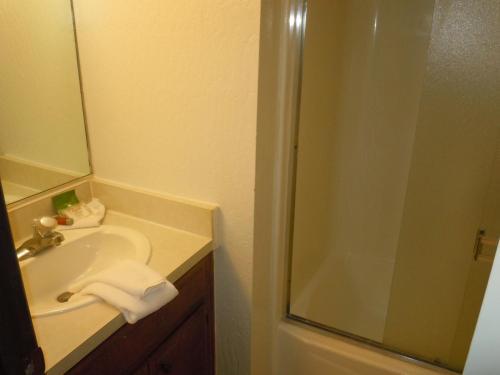 Two-bedroom Plus Den Deluxe Unit #120 By Escape For All Seasons