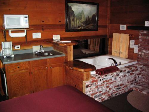 Cozy Hollow Lodge