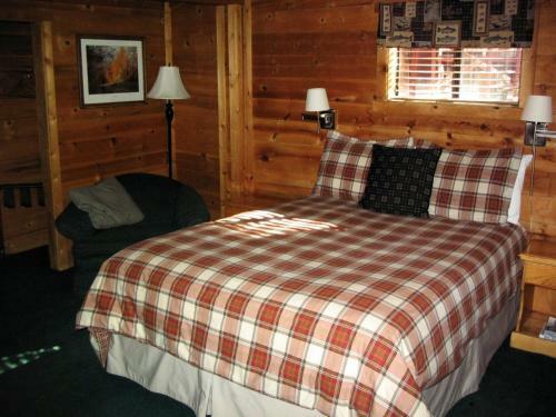 Cozy Hollow Lodge