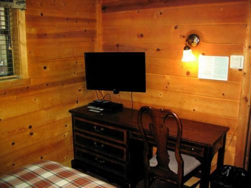 Cozy Hollow Lodge