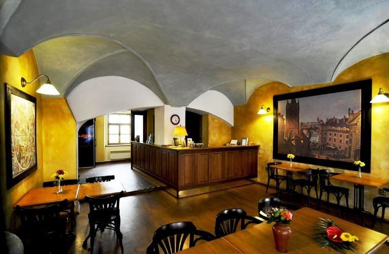 U Cervene Zidle - Red Chair Hotel