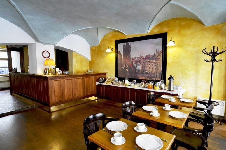 U Cervene Zidle - Red Chair Hotel