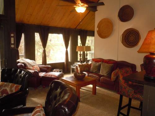 Two-bedroom Plus Den Deluxe Unit #124 By Escape For All Seasons