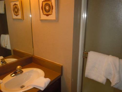 Two-bedroom Plus Den Deluxe Unit #124 By Escape For All Seasons