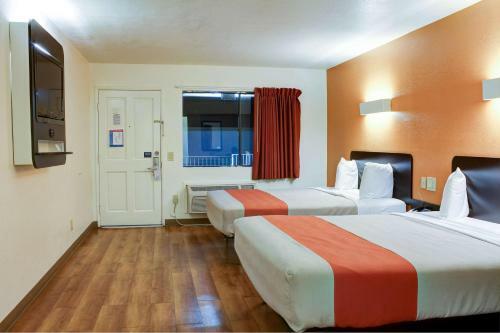 Motel 6-bishop, Ca