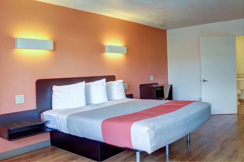 Motel 6-bishop, Ca