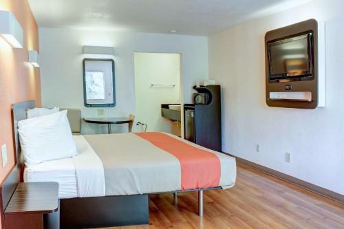 Motel 6-bishop, Ca