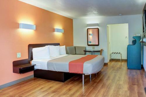 Motel 6-bishop, Ca