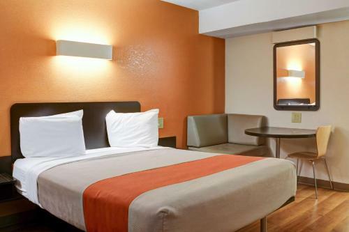 Motel 6-bishop, Ca