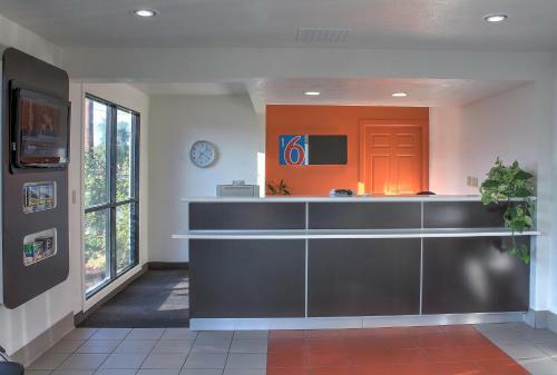 Motel 6-bishop, Ca