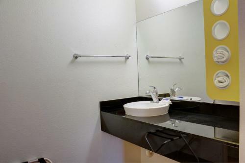 Motel 6-bishop, Ca