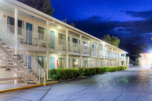 Motel 6-bishop, Ca