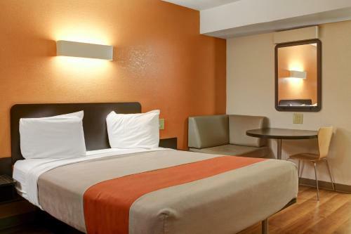 Motel 6-bishop, Ca