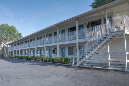 Motel 6-bishop, Ca