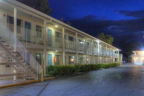 Motel 6-bishop, Ca