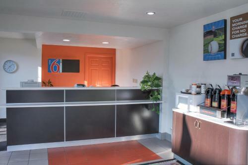 Motel 6-bishop, Ca