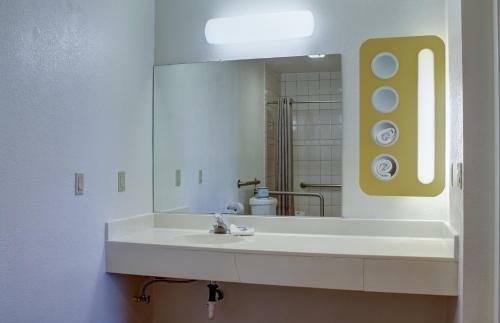 Motel 6-bishop, Ca