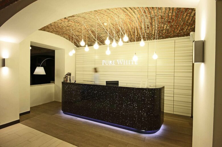 Hotel Pure White