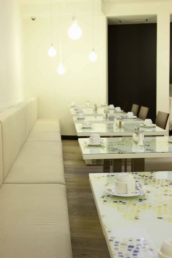 Hotel Pure White