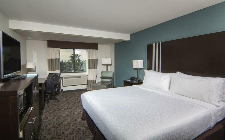 Holiday Inn Express Hotel & Suites Carlsbad Beach