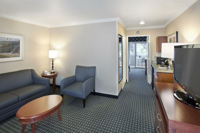 Best Western Plus Marina Shores Hotel - Dana Point