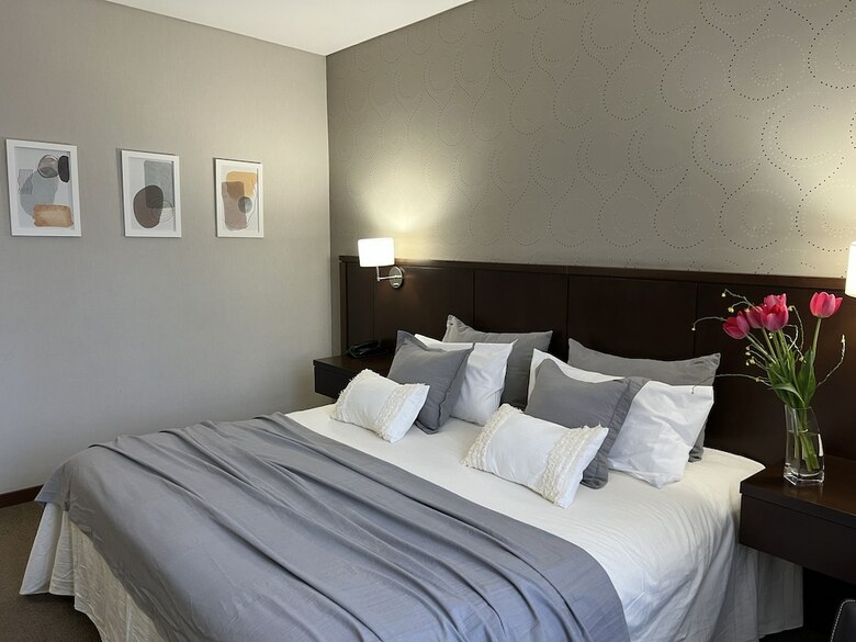 Ian Hotel