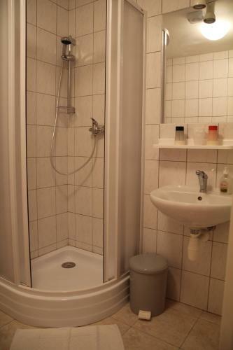 Hostal Pension 48