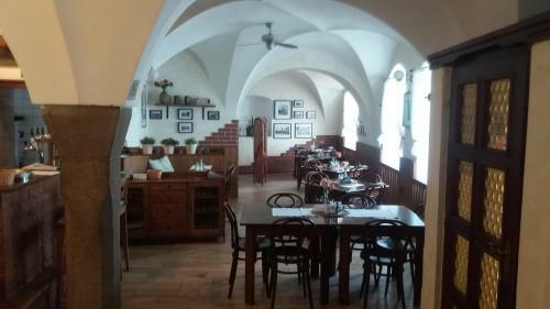 Hostal Penzion A Restaurace Modr� R??e T�bor