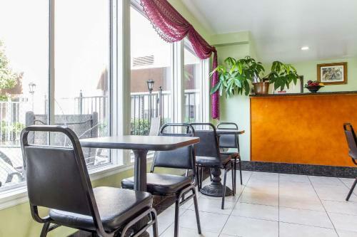 Hotel Rodeway Inn & Suites Hayward