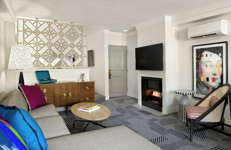 Le Parc Suites Hotel