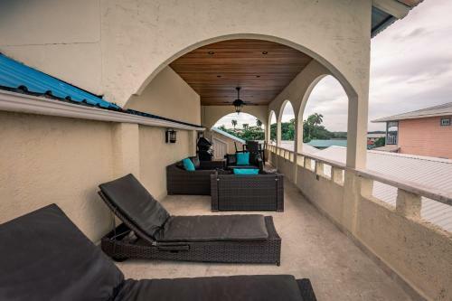 Tropical Suites Hotel