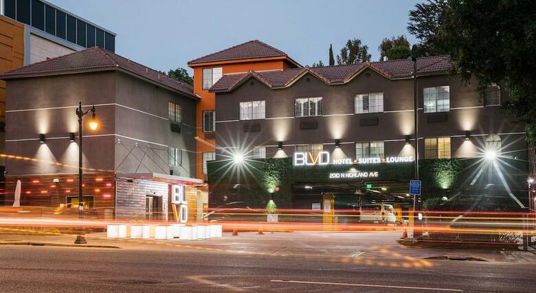 The Blvd Hotel & Suites