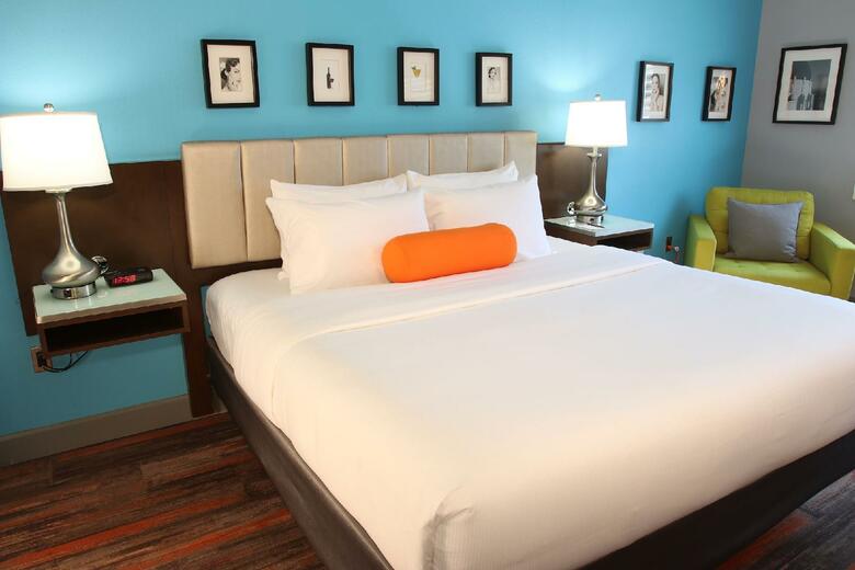 The Blvd Hotel & Suites