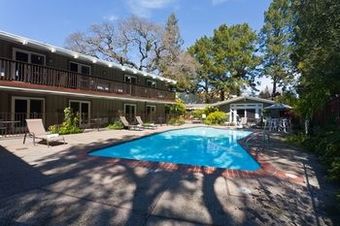 Hotel Red Cottage Inn