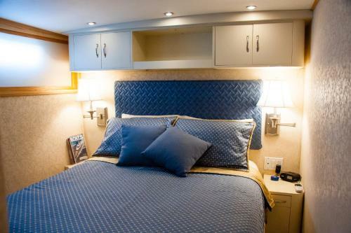 Ocean Romance Dockside Bed & Breakfast Yacht