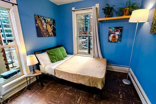 Hi - Madison Hostel